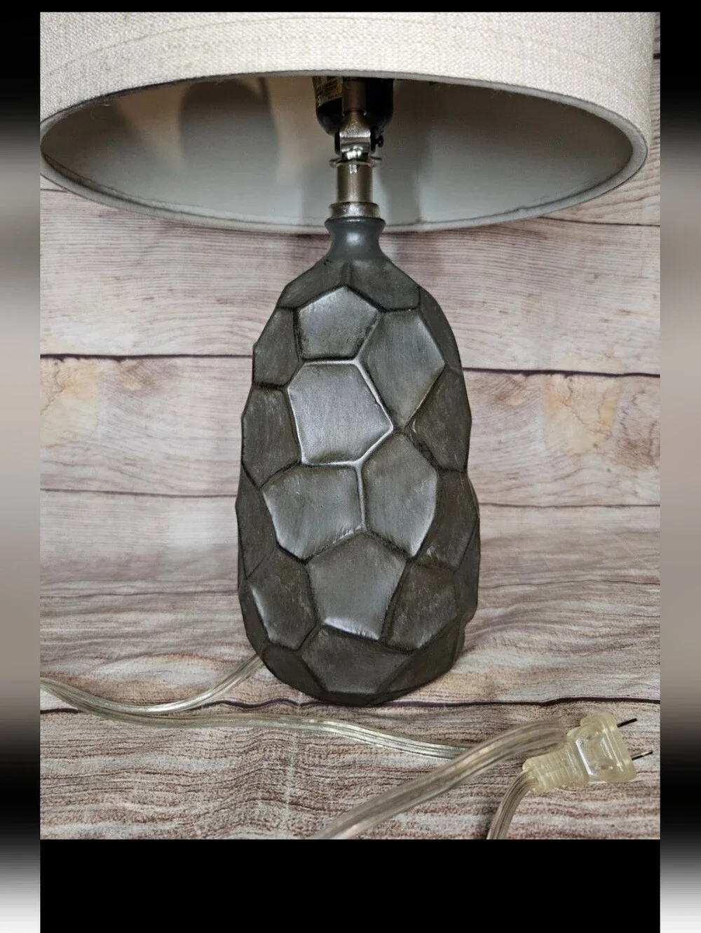 Honeycomb decorative table lamp